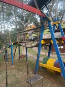eine Gruppe Schaukeln auf einem Spielplatz in der Unterkunft Pousada Villa Del Bosque - Chalé Familiare in Camanducaia