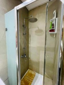 y baño con ducha y puerta de cristal. en Zayatine RDC en Túnez