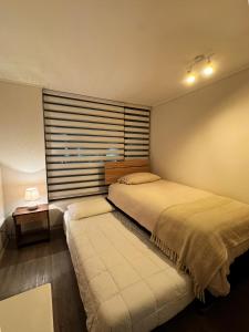 a bedroom with a large bed and a window at Dpto nuevo Reñaca gran terraza in Viña del Mar