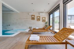 สระว่ายน้ำที่อยู่ใกล้ ๆ หรือใน Terra Maiorum -12 person private Villa - heated pool and water massage