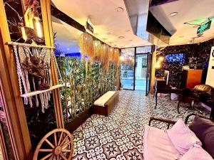 Habitación con una pared decorada con plantas. en Golden Prince Hotel Taksim en Taksim