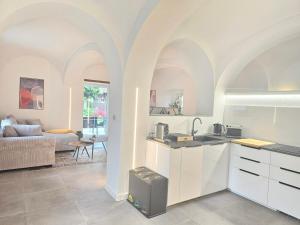 Design I Gewölbe I sanierter Pferdestall I EuropaPark I Boxspring I Nespresso I Terrasse I Parkplatz的厨房或小厨房