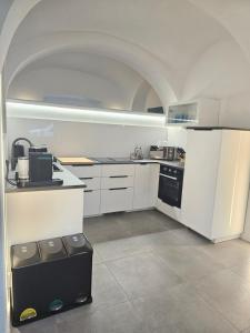 Design I Gewölbe I sanierter Pferdestall I EuropaPark I Boxspring I Nespresso I Terrasse I Parkplatz的厨房或小厨房