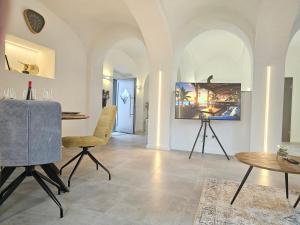 基彭海姆Design I Gewölbe I sanierter Pferdestall I EuropaPark I Boxspring I Nespresso I Terrasse I Parkplatz的客厅配有桌椅和摄像头