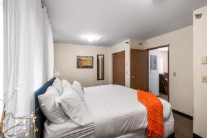 Una cama o camas en una habitación de The Bison at Buffalo Jump