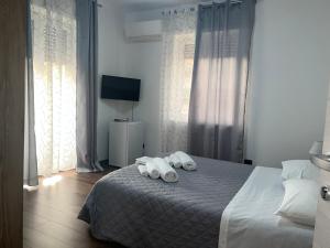 1 dormitorio con 1 cama con 2 toallas en JULIET N - Rental rooms Verona en Verona