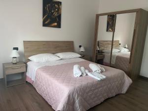una camera d'albergo con due letti e uno specchio di JULIET N - Rental rooms Verona a Verona