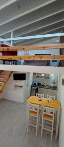 a dining room with a wooden table and chairs at Schönes Loft in Villa General Belgrano