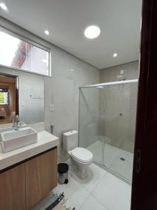 un bagno con doccia, WC e lavandino di Casa por temporada Praia de Atalaia ad Aracaju