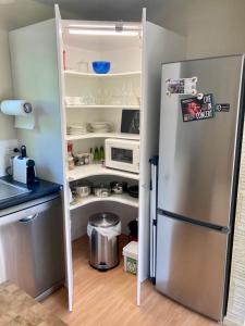 kuchnia z lodówką i kuchenką mikrofalową w obiekcie Willow Tree Cottage w mieście Lincoln