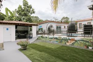 ein Haus mit einem Gemälde auf der Seite in der Unterkunft Casa Campo Bed & Breakfast in San Sebastian