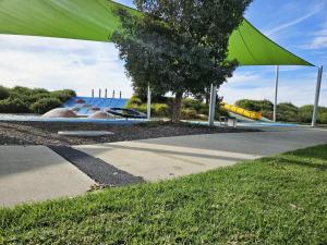 un parque con parque infantil y tobogán acuático en Charming on Cormorant en Kialla