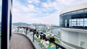 widok na miasto z dachu budynku w obiekcie Sweet Home - Duplex 3BRS Citadines Hạ Long w Ha Long