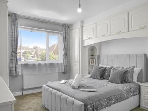 Luxe 5 Bed Bungalow In Snodland, Medway, Kent tesisinde bir odada yatak veya yataklar