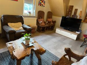 Μια τηλεόραση ή/και κέντρο ψυχαγωγίας στο Ferien & Monteur Wohnung 1 - Little Afrika Extensive 5 Zimmer Wohnung