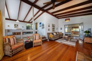 een grote woonkamer met houten plafonds en houten vloeren bij Pebble Views by Property Mums in Flinders