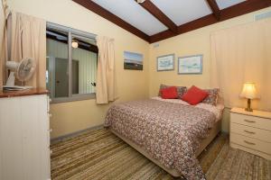 een slaapkamer met een bed en een raam bij Pebble Views by Property Mums in Flinders