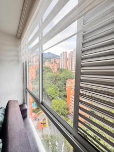 メデジンにあるApartamento Poblado en la zona rosa de medellínの市街の景色を望む大きな窓