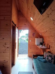 a room with a bed in a wooden cabin at Sitio a Moita com Café, Almoço e Janta in Bom Retiro +14 photos