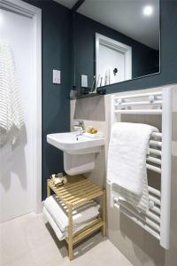 a bathroom with a sink and a mirror at Modern 1-bed Duplex+Balcony in Manchester +33 photos