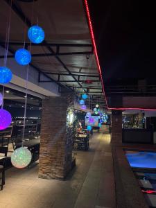 un restaurante con luces azules colgando del techo en Deluxe Room en Ángeles