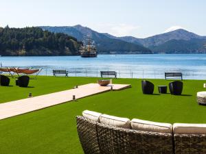 Hakone Hotel في هاكوني: اطلاله على جسم كبير من الماء مع قارب