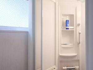 香美町的住宿－Hachikita U Base，浴室设有一扇带一瓶肥皂的门