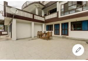 Balkón nebo terasa v ubytování Tirthan Crest Homestay