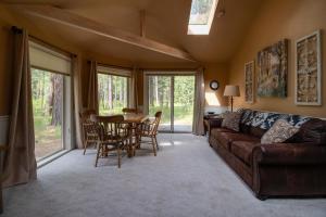 ein Wohnzimmer mit einem Sofa, einem Tisch und Stühlen in der Unterkunft Jacobs Ladder - Black Butte Ranch in Sisters