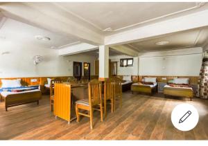 Postel nebo postele na pokoji v ubytování Tirthan Crest Homestay