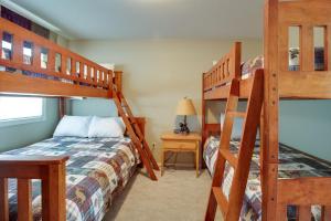 1 Schlafzimmer mit 2 Etagenbetten und einer Lampe in der Unterkunft Jacobs Ladder - Black Butte Ranch in Sisters