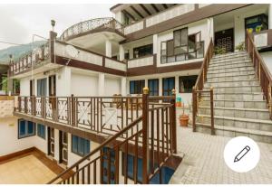 Fotografie z fotogalerie ubytování Tirthan Crest Homestay v destinaci Banjār