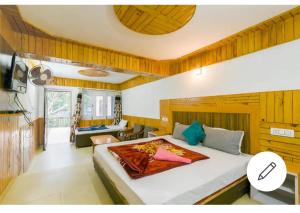 Postel nebo postele na pokoji v ubytování Tirthan Crest Homestay
