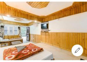 TV a/nebo společenská místnost v ubytování Tirthan Crest Homestay