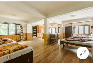 Postel nebo postele na pokoji v ubytování Tirthan Crest Homestay