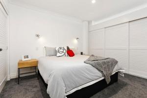 Gulta vai gultas numurā naktsmītnē Waterfront Deluxe Apartment - Luxury at it's finest!