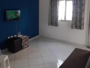 TV a/nebo společenská místnost v ubytování Apartamento 101 com vista da piscina e mar