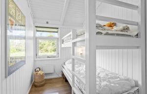biały pokój z 2 łóżkami piętrowymi w obiekcie Gorgeous Home In Strandby With Kitchen w mieście Strandby