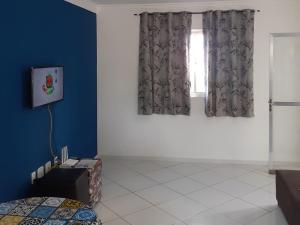 TV a/nebo společenská místnost v ubytování Apartamento 101 com vista da piscina e mar