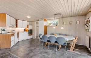 cocina y comedor con mesa y sillas en 3 Bedroom Amazing Home In Fars en Hvalpsund