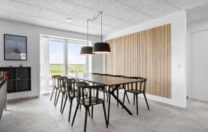 Μια τηλεόραση ή/και κέντρο ψυχαγωγίας στο Stunning Home In Vestervig With Wifi