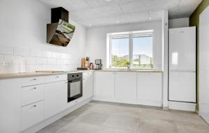 Η κουζίνα ή μικρή κουζίνα στο Stunning Home In Vestervig With Wifi