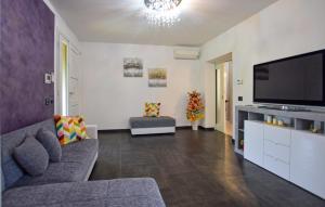 salon z kanapą i telewizorem z płaskim ekranem w obiekcie Cozy Apartment In Santa Maria A Monte w mieście Santa Maria a Monte