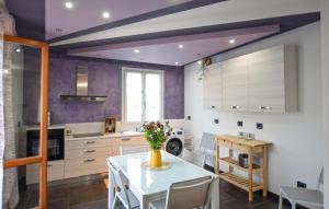 kuchnia ze stołem, na którym stoi wazon z kwiatami w obiekcie Cozy Apartment In Santa Maria A Monte w mieście Santa Maria a Monte