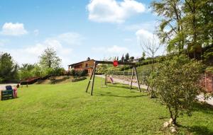 park z huśtawką w trawie w obiekcie Cozy Apartment In Santa Maria A Monte w mieście Santa Maria a Monte +31 zdjęć