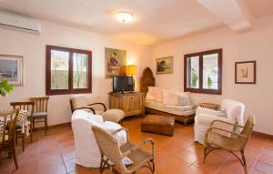 Il comprend un salon doté d'un mobilier blanc et d'une télévision. dans l'établissement Villa Eugenia, à Favazzina 15 autres photos