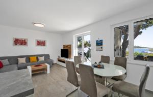 O zonă de relaxare la Four-Bedroom Holiday Home In Rogoznica