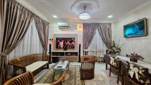 SMART Homestay Permaipura في سونغاي بيتاني: غرفة معيشة مع أريكة وطاولة