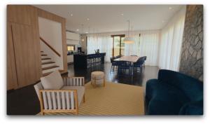 a living room with a couch and a dining room at Casa Aconchego - Barreirinhas in Barreirinhas