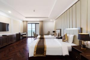 頭頓的住宿－Victory Hotel Vung Tau，酒店客房设有一张大床和一台电视。